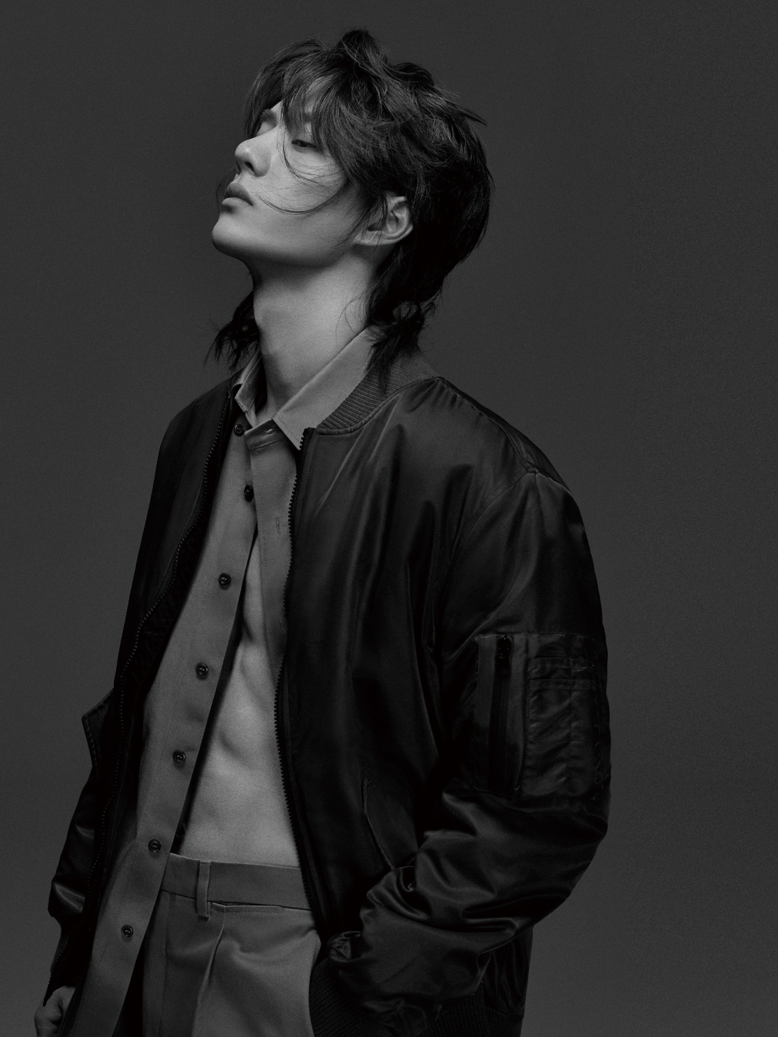 王一博新发型上线,微卷长发搭配墨绿色风衣,腹肌太抢镜!